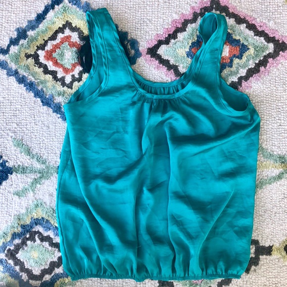 ☘️Silk Emerald Top with Pearl Flower Detail - Picture 4 of 7